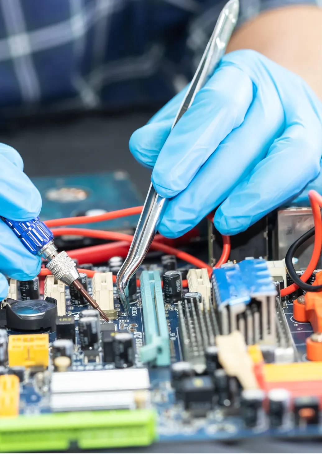 Anakart Repair – Teknik Servis Müdahalesi a person holding tweezers and working on a circuit board Bilgisayarlara Göre BIOS Tuşu