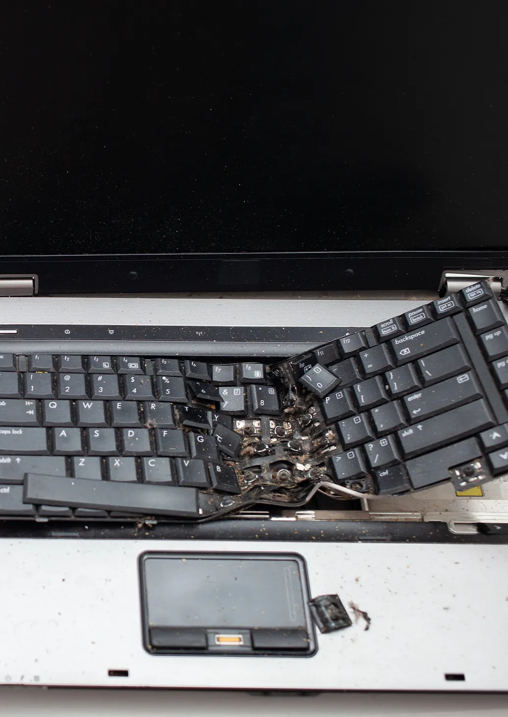 a broken keyboard on a laptop MacBook Teknik Destek Sakarya