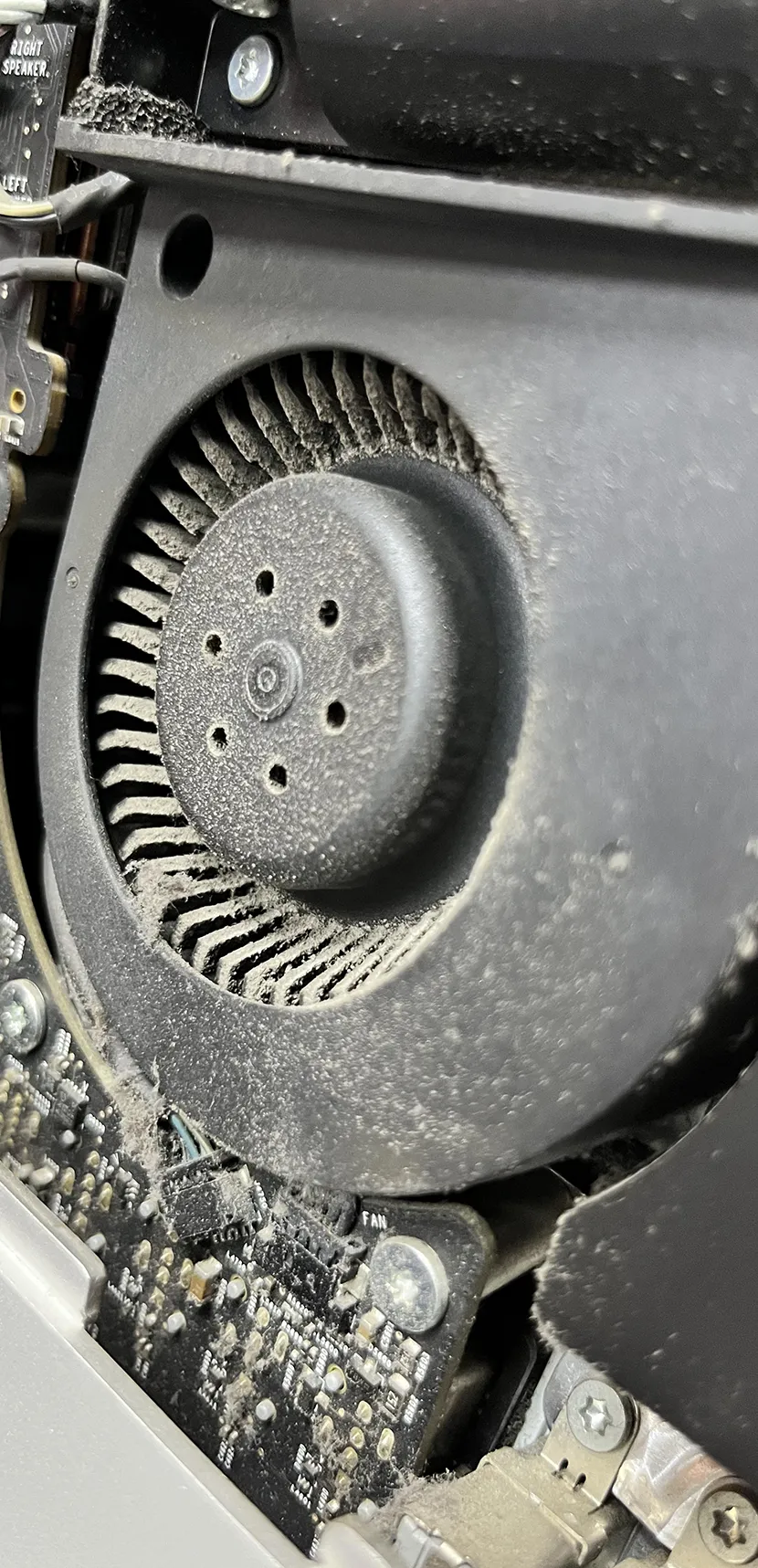iMac Fan – Soğutma Sistemi Detayı a close up of a dust covered fan