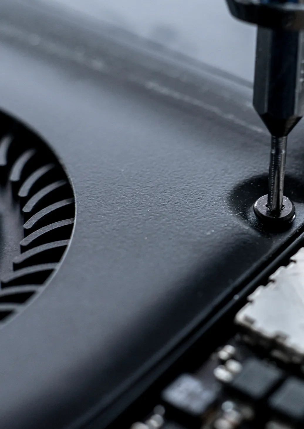 iMac Fan Temizliği – Tozsuz Soğutma Performansı a screwdriver on a computer