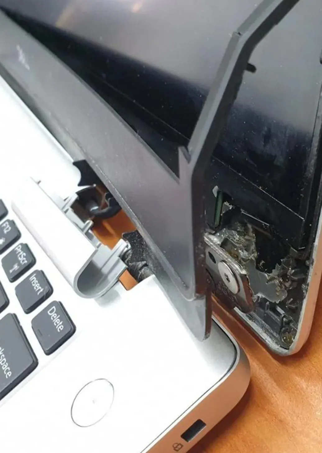 Laptop Menteşe Arızaların MacBook Tamirda Öne Çıkan Sebepler a broken laptop with a keyboard MacBook Tamir