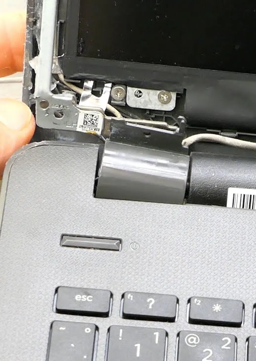 Laptop Menteşe Tamiri Hizmetimizin Avantajları a hand holding a laptop Laptop Menteşe Tamiri