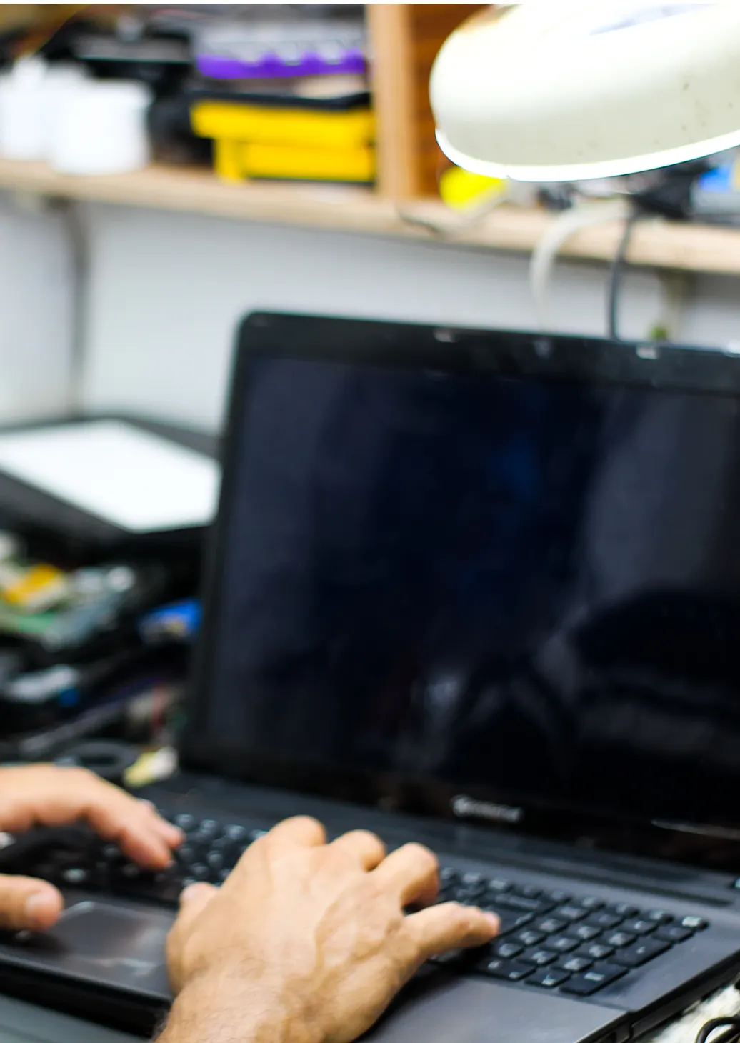 a person typing on a laptop MacBook Ekran Görüntüsü Alma
