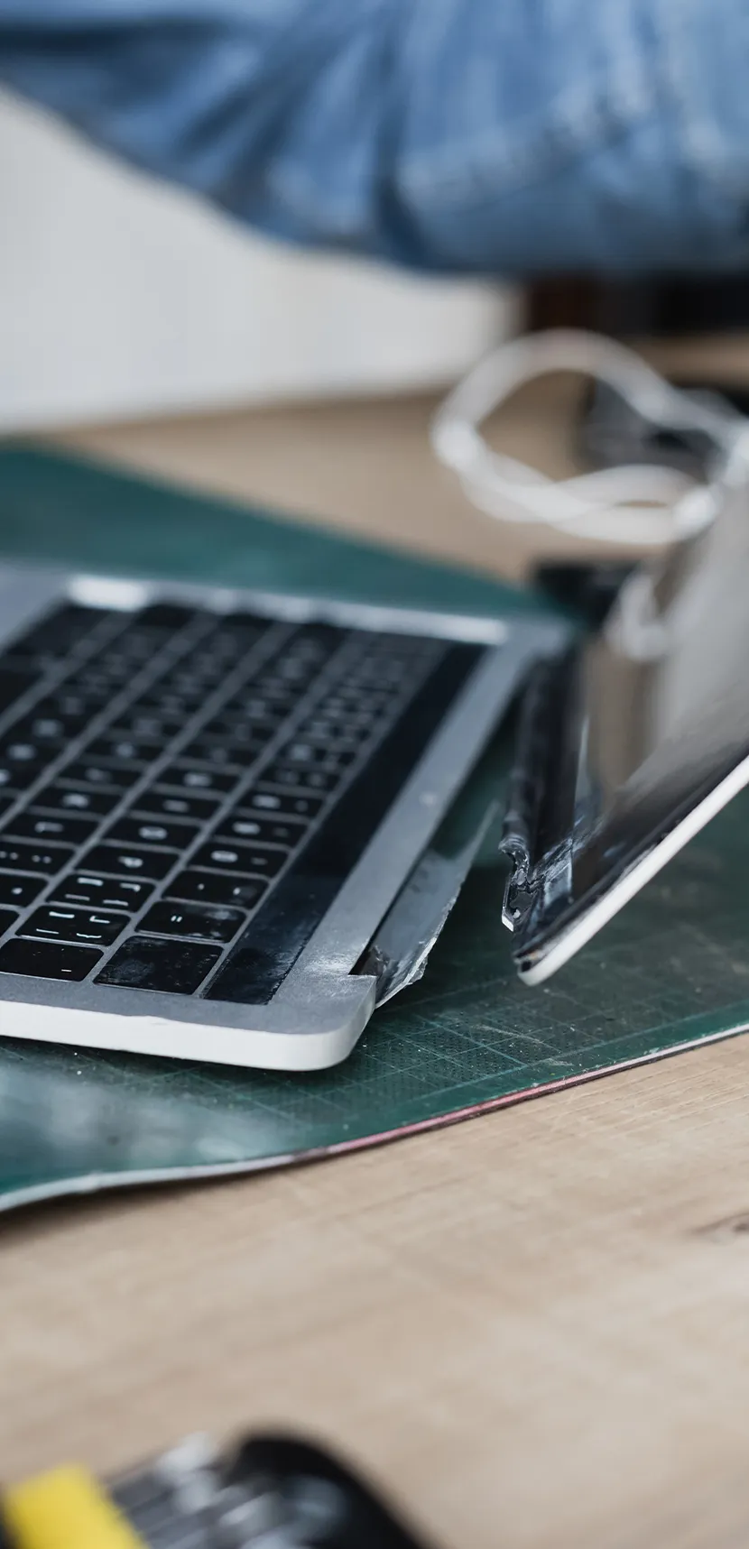 a broken laptop keyboard on a table MacBook Tamir