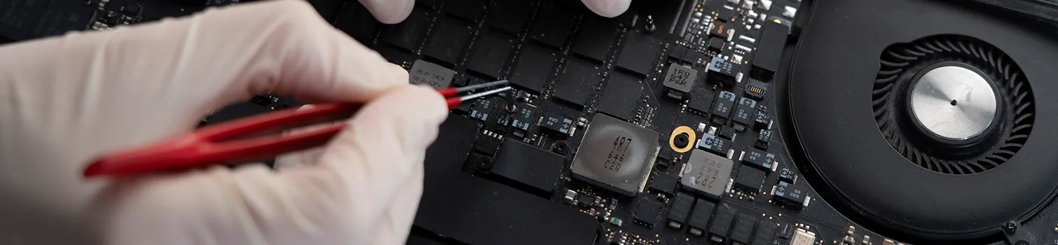 MacBook Anakart – Özel Teknik Servis Hizmeti a person holding a tweezers to a circuit board
