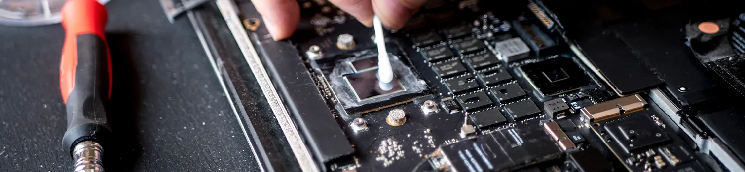 MacBook Thermal Paste – Isıl Verimlilik Uygulaması a person cleaning a computer chip