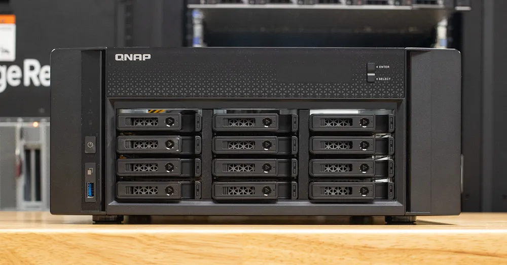 QNAP NAS Veri Kurtarma Süreci a black electronic device with many hard drives