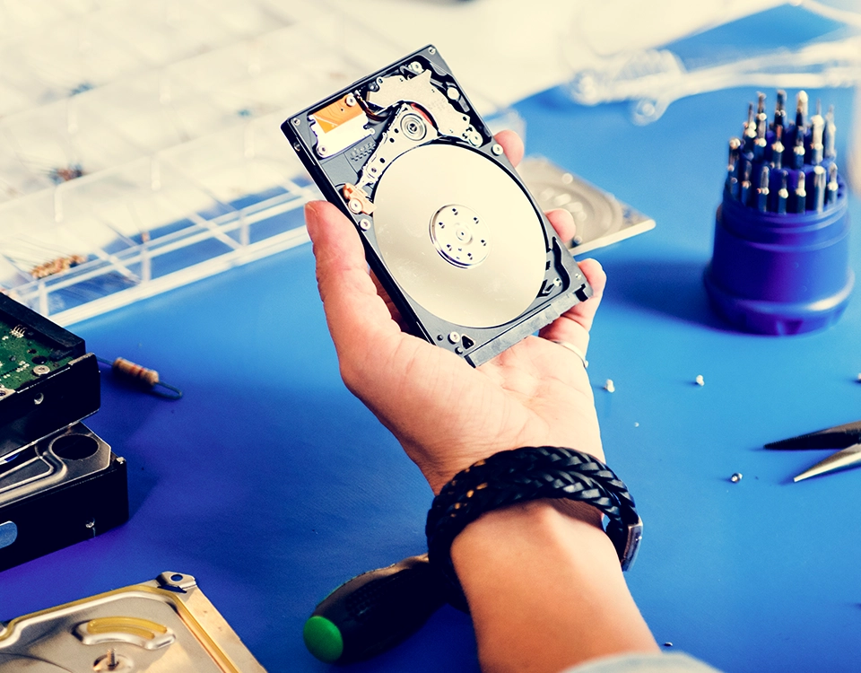 Sakarya’da profesyonel RAID disk veri kurtarma işlemi için çıkarılmış arızalı hard disk görüntüsü