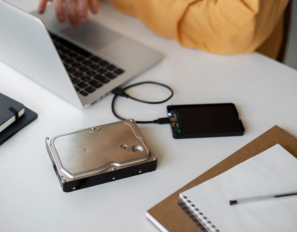 Sakarya’nın en güvenilir USB ve SD kart veri kurtarma uzman ekibi masa başında çalışırken