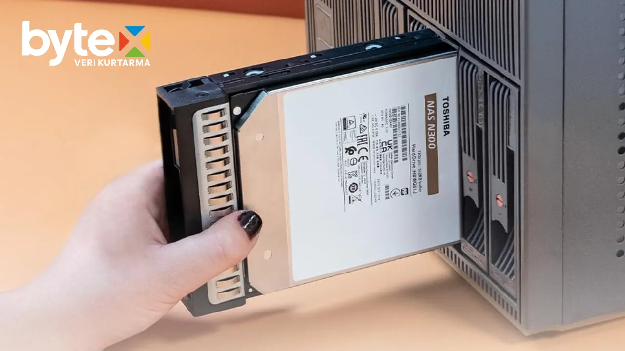 Toshiba Veri Kurtarma HardDisk (HDD) a hand holding a computer