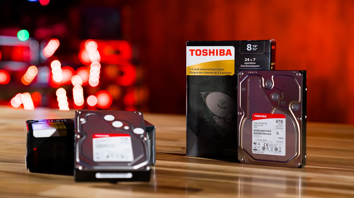 Veri Kurtarma Kritik veri kaybı risklerini en aza indirmek için kapsamlı felaket kurtarma stratejileri uygulayın ve yedekleme planlarınızı düzenli olarak güncelleyin. a group of hard drives on a table