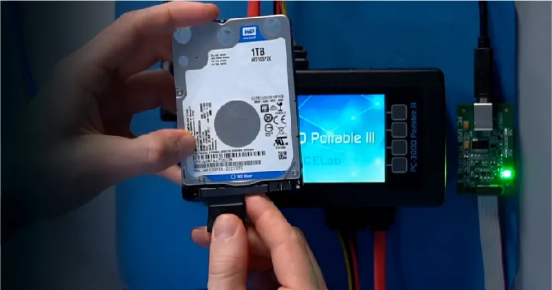 WD veri kurtarma Western Digital Data Recovery a hand holding a hard drive