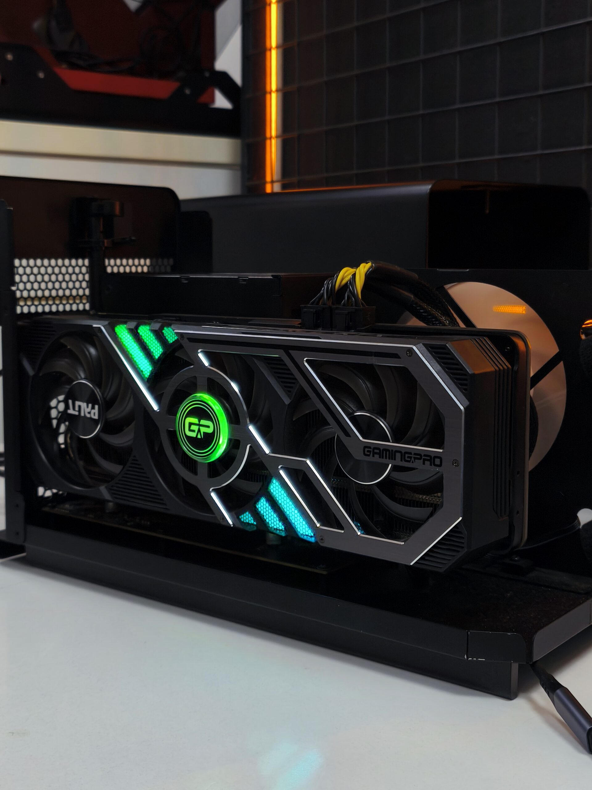 Razer Core X – Teknik Çalışmalar İçin eGPU Gücü Razer Core X, mühendislik ve simülasyon yazılımlarında yüksek grafik performansı sunan harici GPU kutusudur.