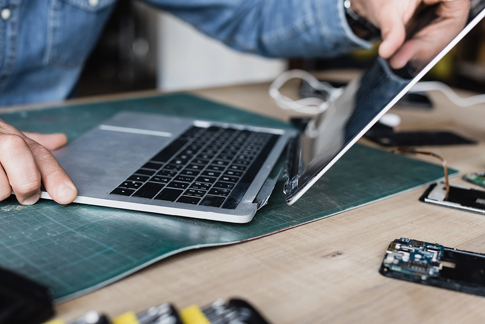 Notebook Menteşe Tamiri Bytex teknik servisinde gerçekleştirilen Notebook Menteşe Tamiri işlemini gösteren onarım görseli.