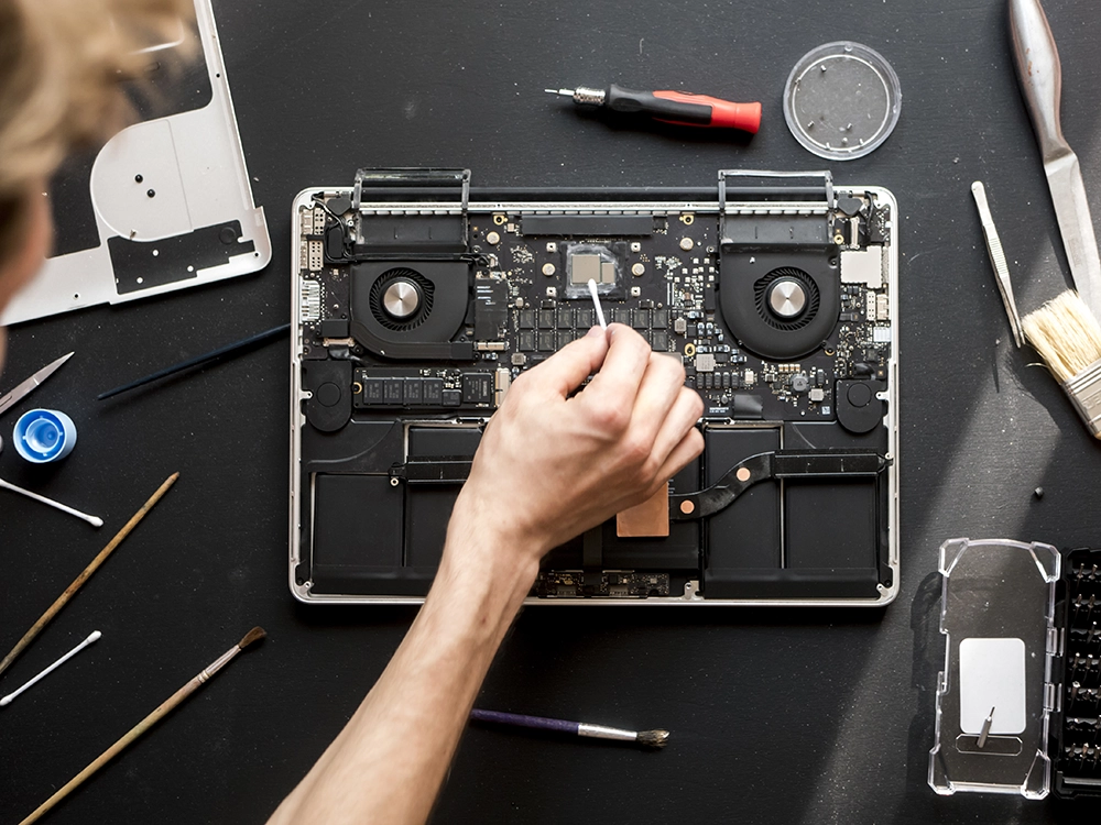 Notebook Tamiri Bytex teknik servisinde gerçekleştirilen kapsamlı Notebook Tamiri işlemini gösteren profesyonel onarım görseli.