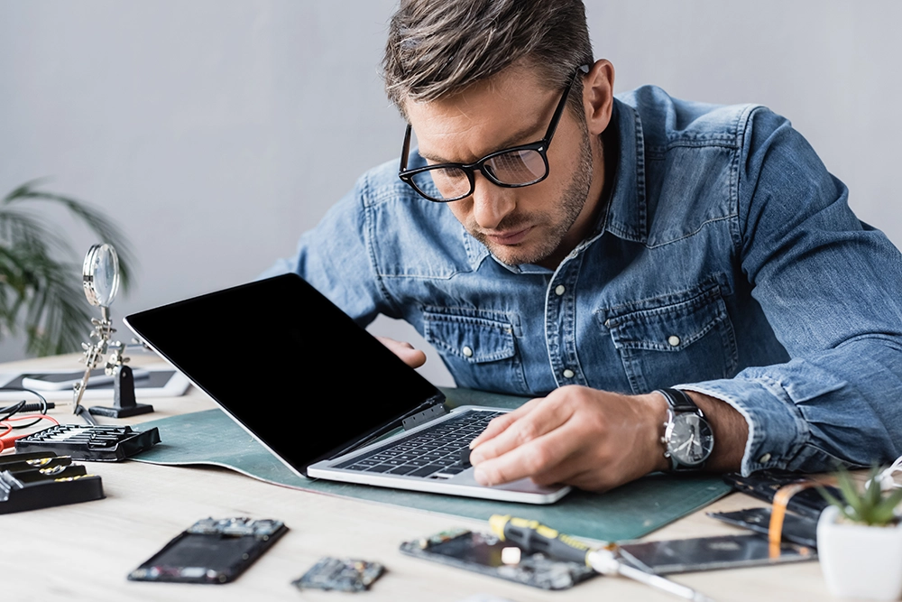 Özel Macbook Tamir Bytex teknik servisinde gerçekleştirilen Özel Macbook Tamir işlemini gösteren profesyonel onarım görseli.