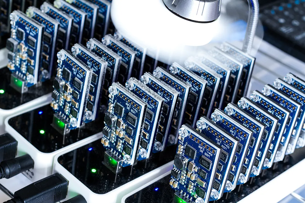 teknik serviste ssd klonlama işlemi yapan uzman teknisyen