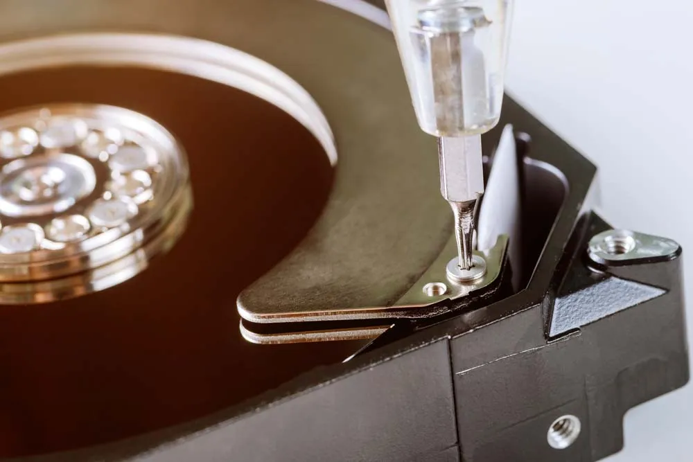 broken-hdd-on-opened-hard-disk-on-the-technician-s-2025-03-27-04-51-23-utc_result Patriot Memory Veri Kurtarma