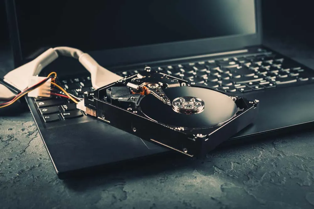 open-hard-drive-on-keyboard-of-laptop-in-dark-tone-2025-01-10-12-42-00-utc_result Patriot Memory Veri Kurtarma