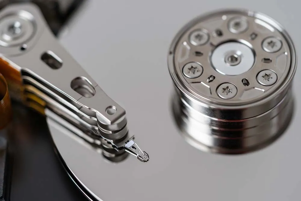 opened-hard-disk-after-disassembly-during-repair-o-2025-03-09-02-25-14-utc_result Patriot Memory Veri Kurtarma