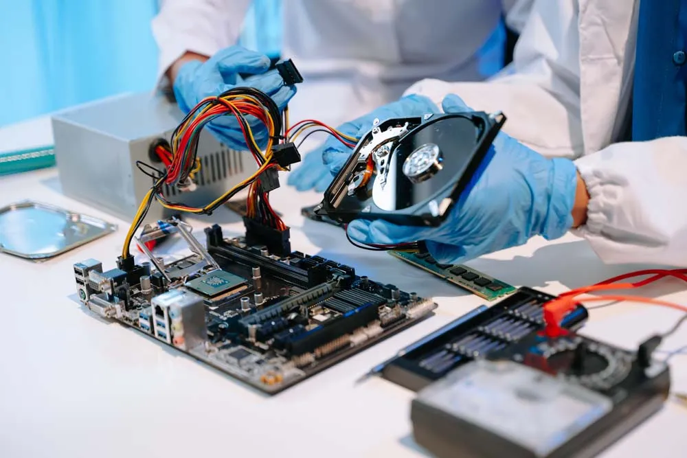 technician-repairing-inside-of-hard-disk-drive-by-2024-11-02-00-29-07-utc_result Patriot Memory Veri Kurtarma