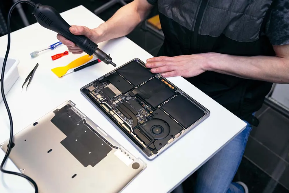 MacBook Pro M4 Max parça değişimi MacBook Pro M4 Max parça değişimi