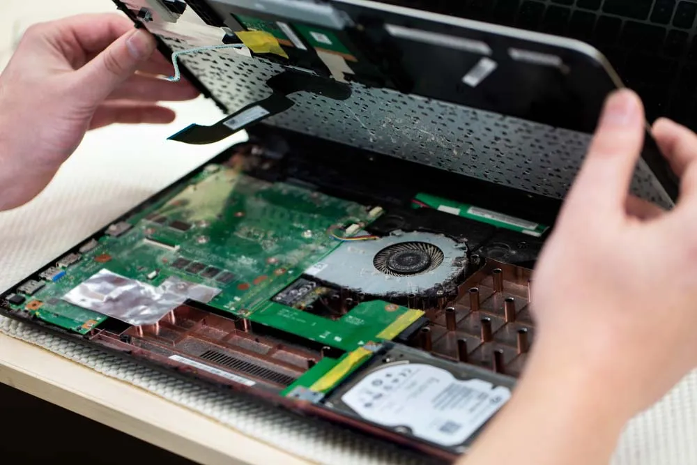 the-master-repairs-the-laptop-in-the-service-cente-2025-01-10-20-34-41-utc_result Sakarya Laptop OnLenovo Laptop Açılıyor Ama Görüntü GelmiyorarımıLenovo Anakart Arızaları ve Onarım Süreci