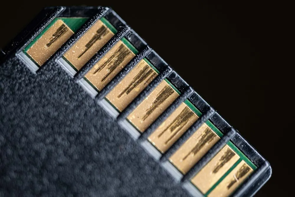 close-up-of-memory-card-connectors-2024-11-25-10-15-34-utc_result SD Kart Yuvasında Temas ProblemiAdaptörle Kullanılan microSD Kartın Sürekli Bağlantı KesmesiSD Kart Üzerindeki Kilit Anahtarının Arızalanması SD Kartın RAW Olarak Görünmesi SD Kart Dosya Sistemi Bozulması SD Kartta Dosyaların Kaybolması ya da Klasörlerin Boş Görünmesi